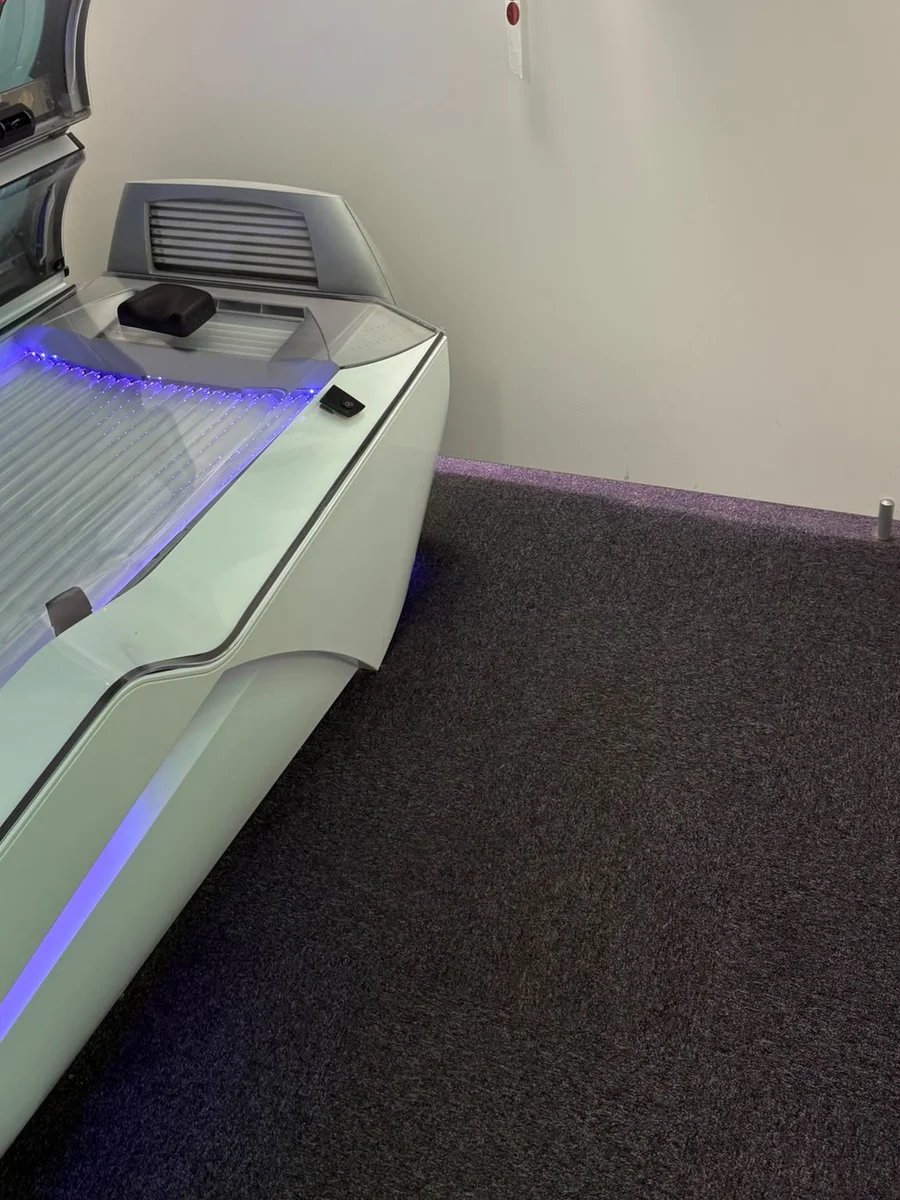 Spotless carpets inside tanning booth cabin after deep clean